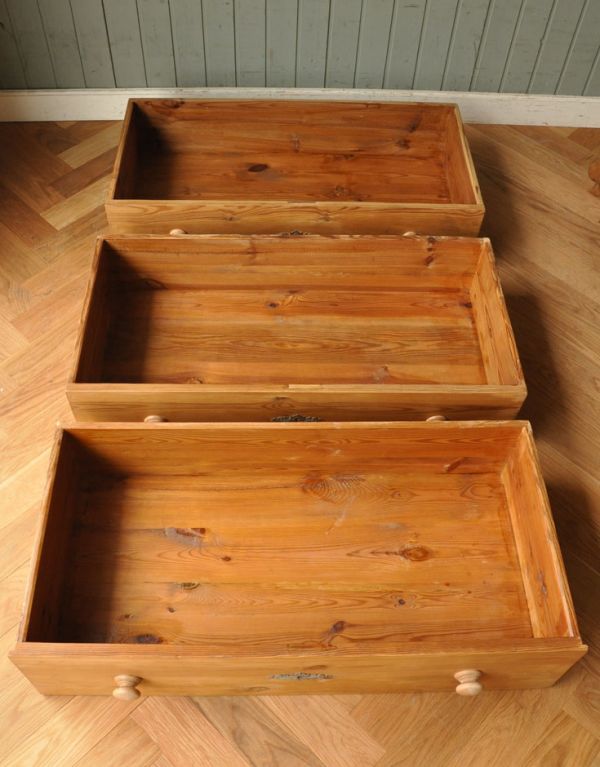 アンティークのチェスト アンティーク家具 パイン材を使ったイギリスのアンティーク家具、可愛いチェスト(3段)。引き出しは全部で3杯あります。(k-1257k-f)