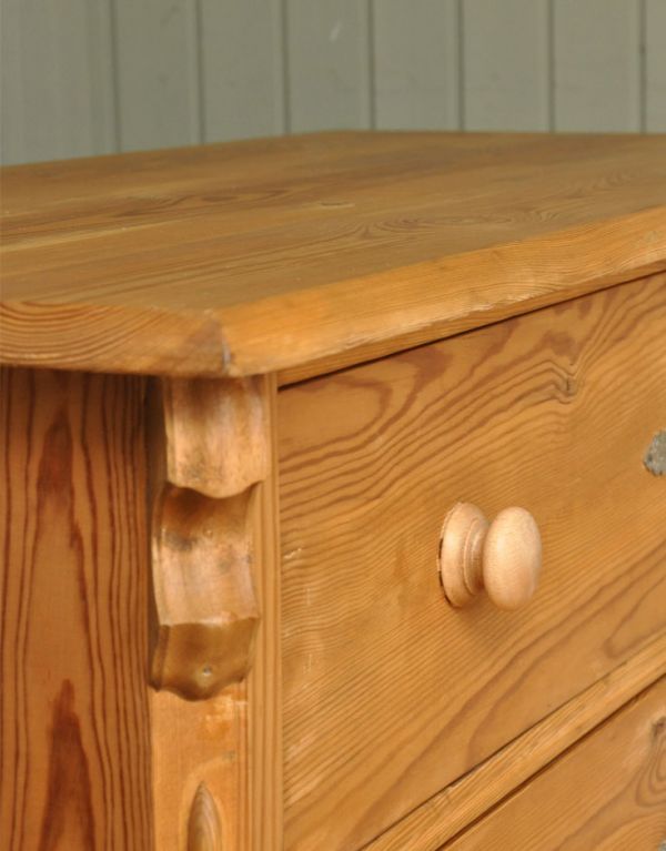 アンティークのチェスト アンティーク家具 パイン材を使ったイギリスのアンティーク家具、可愛いチェスト(3段)。角もキレイな状態です。(k-1257k-f)