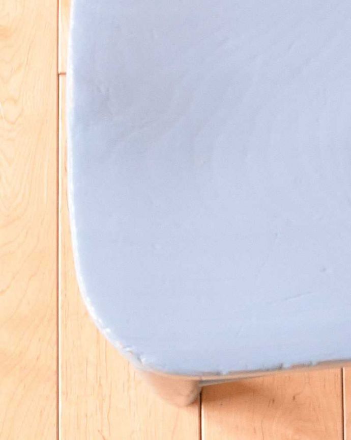 ダイニングチェア アンティーク チェア イギリスから来た小さなアンティークの椅子、お洒落な淡いブルーペイントのチャイルドチェア。アンティークは新品ではないので、年月を経て、キズや汚れが付き、風合いが増しています。(k-1259-c)