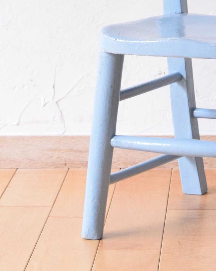 ダイニングチェア アンティーク チェア イギリスから来た小さなアンティークの椅子、お洒落な淡いブルーペイントのチャイルドチェア。しっかりメンテナンスをしているので、大柄な男性が座っても大丈夫です。(k-1259-c)