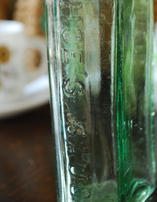 ナチュラルカントリースタイル　アンティーク雑貨　珍しい！蓋付きのアンティークガラスボトル。アンティークのため、多少の欠け・傷がある場合がありますが、使用上問題はありませんので、ご了承下さい。(k-1261-z)