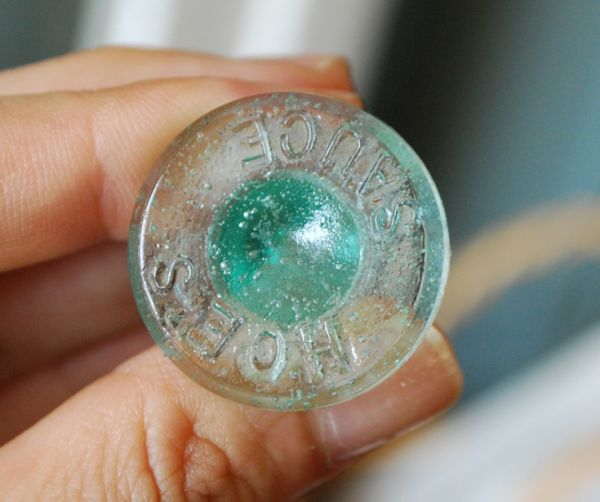 ナチュラルカントリースタイル　アンティーク雑貨　珍しい！蓋付きのアンティークガラスボトル。フタにもエンボス入りです。(k-1261-z)