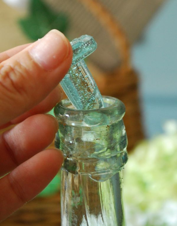 ナチュラルカントリースタイル　アンティーク雑貨　珍しい！蓋付きのアンティークガラスボトル。フタも一緒に見つかりました。(k-1261-z)