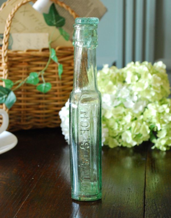 ナチュラルカントリースタイル　アンティーク雑貨　珍しい！蓋付きのアンティークガラスボトル。横から見るとこんなデザインです。(k-1261-z)