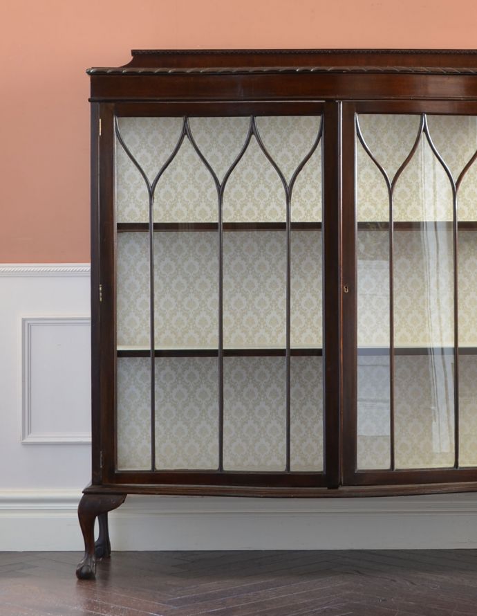 アンティークのキャビネット　アンティーク家具　クロウ＆ボールの脚がエレガント、アンティーク家具ガラスキャビネット。アンティークのガラスがキレイにはめ込んであります。(k-1262-f)