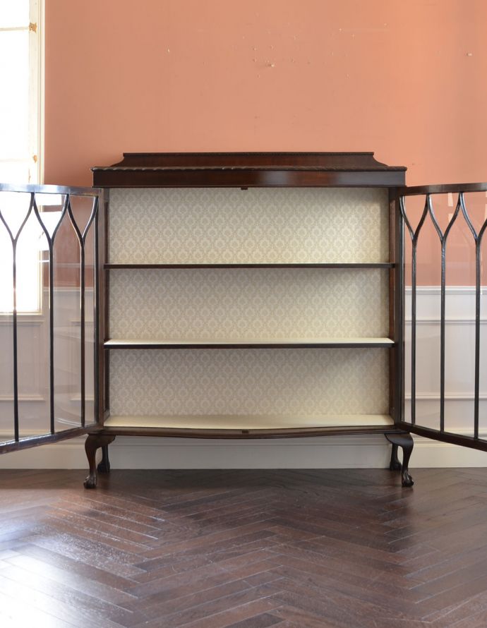 アンティークのキャビネット　アンティーク家具　クロウ＆ボールの脚がエレガント、アンティーク家具ガラスキャビネット。３段あります。(k-1262-f)