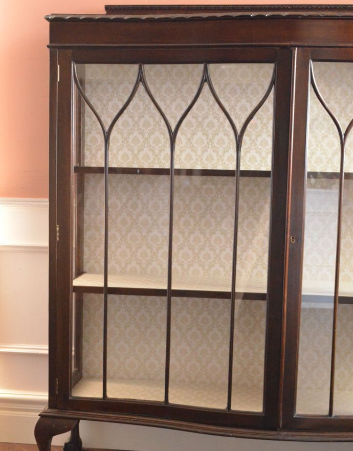 アンティークのキャビネット　アンティーク家具　クロウ＆ボールの脚がエレガント、アンティーク家具ガラスキャビネット。ガラスもアンティークならでは。(k-1262-f)