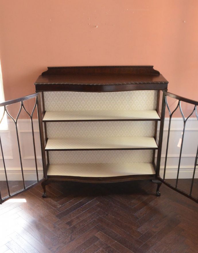 アンティークのキャビネット　アンティーク家具　クロウ＆ボールの脚がエレガント、アンティーク家具ガラスキャビネット。扉はきちんとお直しをしているのでスムーズに開け閉めができ、出し入れもしやすく使いやすいです。(k-1262-f)