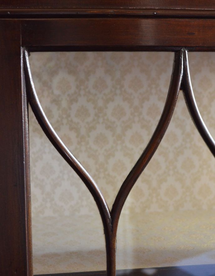 アンティークのキャビネット　アンティーク家具　クロウ＆ボールの脚がエレガント、アンティーク家具ガラスキャビネット。繊細なデザインの木製の装飾です。(k-1262-f)