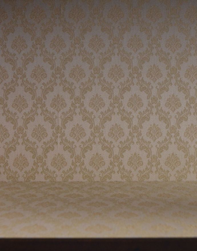 アンティークのキャビネット　アンティーク家具　クロウ＆ボールの脚がエレガント、アンティーク家具ガラスキャビネット。柄物の食器やお気に入りのアイテムが引き立つような生地になっています。(k-1262-f)