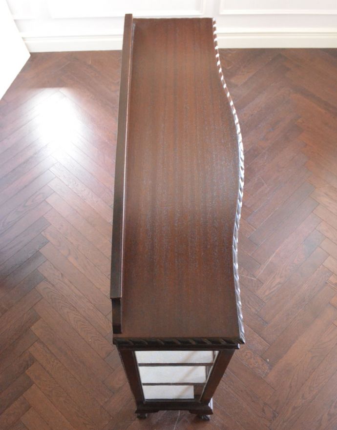 アンティークのキャビネット　アンティーク家具　クロウ＆ボールの脚がエレガント、アンティーク家具ガラスキャビネット。天板もキレイな状態で仕上げてあります。(k-1262-f)