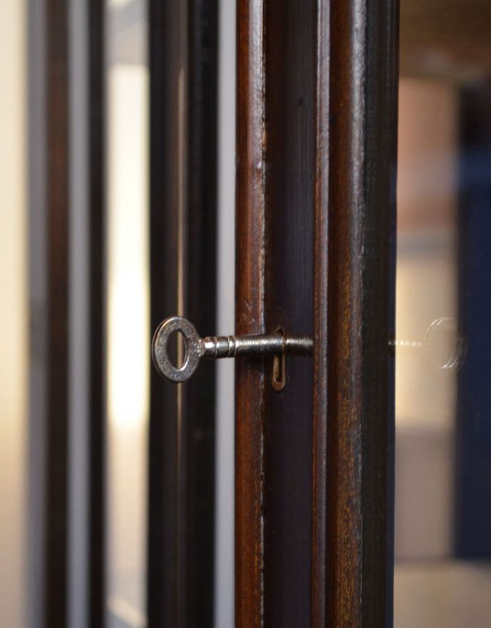 アンティークのキャビネット　アンティーク家具　クロウ＆ボールの脚がエレガント、アンティーク家具ガラスキャビネット。鍵穴が付いています。(k-1262-f)