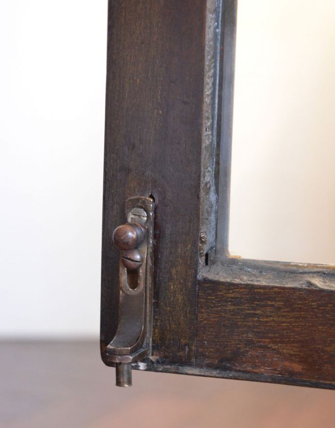 アンティークのキャビネット　アンティーク家具　クロウ＆ボールの脚がエレガント、アンティーク家具ガラスキャビネット。扉を留めるためのストッパーも当時のものです。(k-1262-f)