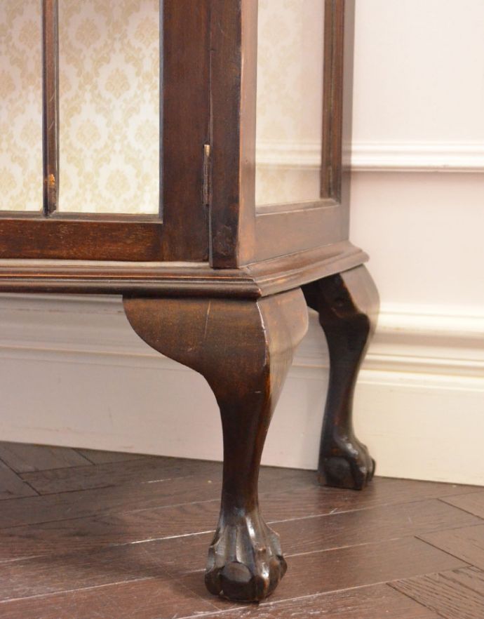 アンティークのキャビネット　アンティーク家具　クロウ＆ボールの脚がエレガント、アンティーク家具ガラスキャビネット。美しい脚がしっかり支えてくれます。(k-1262-f)