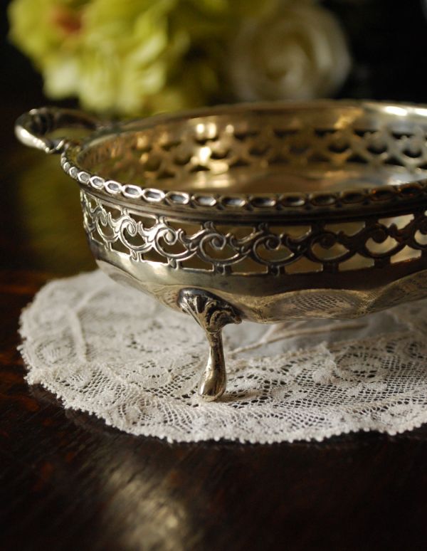 シルバーのカトラリー　アンティーク雑貨　英国シルバープレート　アンティークシルバーの持ち手付きボウル。アンティークなので多少のキズ・汚れがある場合があります。(k-1265-z)