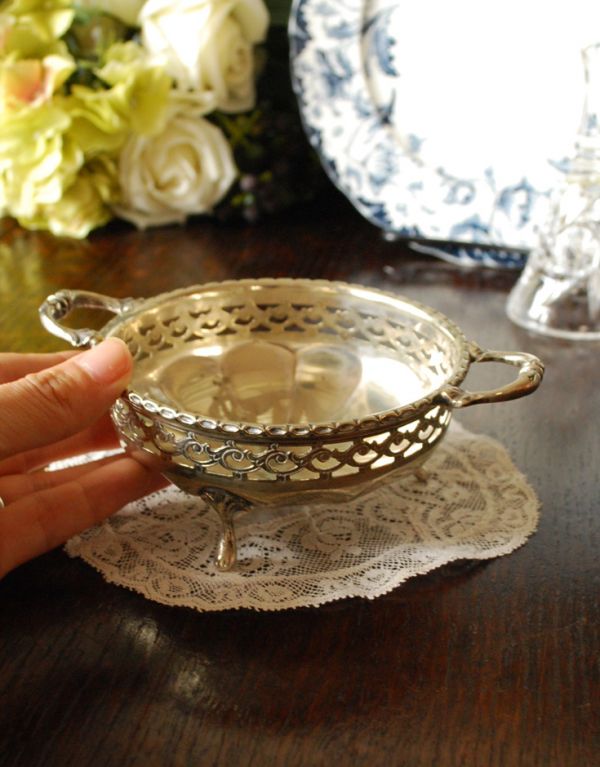 シルバーのカトラリー　アンティーク雑貨　英国シルバープレート　アンティークシルバーの持ち手付きボウル。華やかで、上品な輝きです。(k-1265-z)