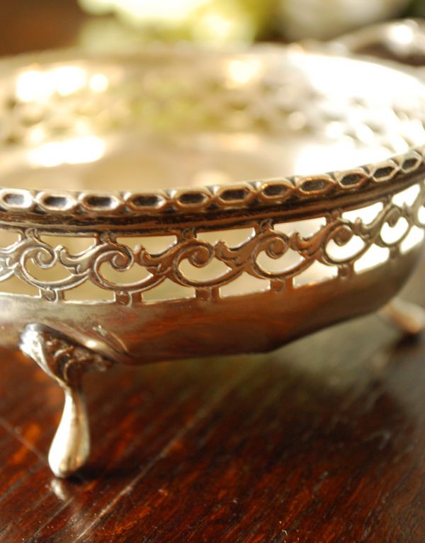 シルバーのカトラリー　アンティーク雑貨　英国シルバープレート　アンティークシルバーの持ち手付きボウル。シノワズリーを感じさせる、素敵な透かし彫りです。(k-1265-z)