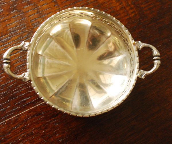 シルバーのカトラリー　アンティーク雑貨　英国シルバープレート　アンティークシルバーの持ち手付きボウル。上から見るとこんな感じです。(k-1265-z)