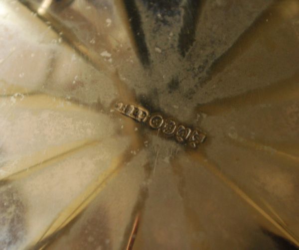 シルバーのカトラリー　アンティーク雑貨　英国シルバープレート　アンティークシルバーの持ち手付きボウル。裏側にシルバープレートを印す刻印があります。(k-1265-z)