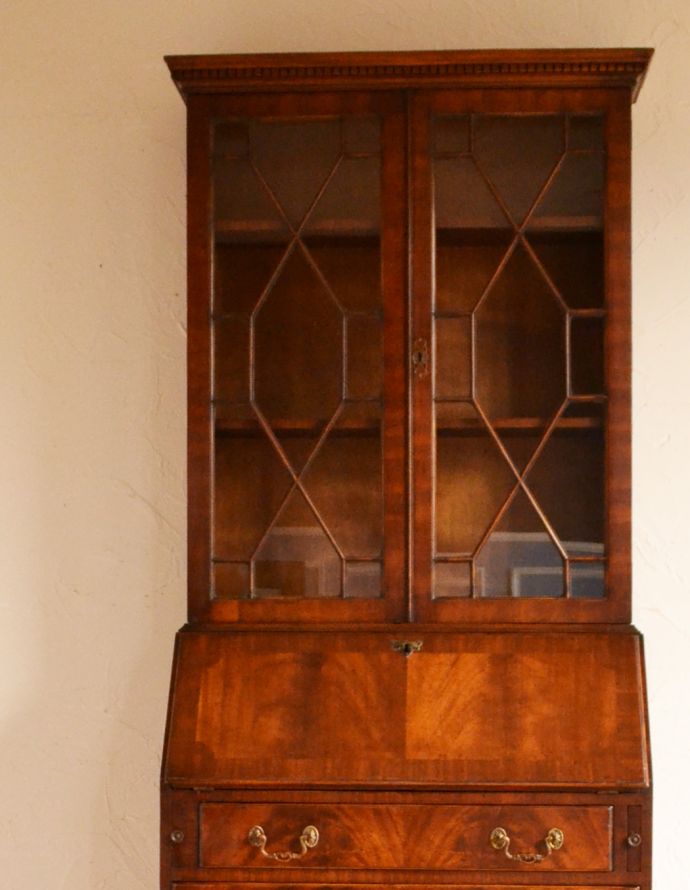 サイドバイサイド　アンティーク家具　木目の模様がキレイなアンティーク家具、英国のビューローブックケース（本棚とデスク） 。男女共によく似合う大人っぽいビューローです。(k-1266-f)
