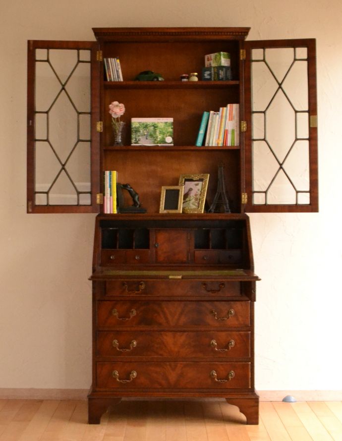 サイドバイサイド　アンティーク家具　木目の模様がキレイなアンティーク家具、英国のビューローブックケース（本棚とデスク） 。飾り棚の棚板は２枚。(k-1266-f)