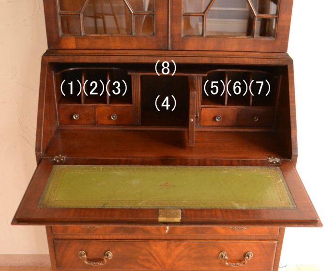 サイドバイサイド　アンティーク家具　木目の模様がキレイなアンティーク家具、英国のビューローブックケース（本棚とデスク） 。パソコンを置いても広々としていて、使いやすいんです。(k-1266-f)