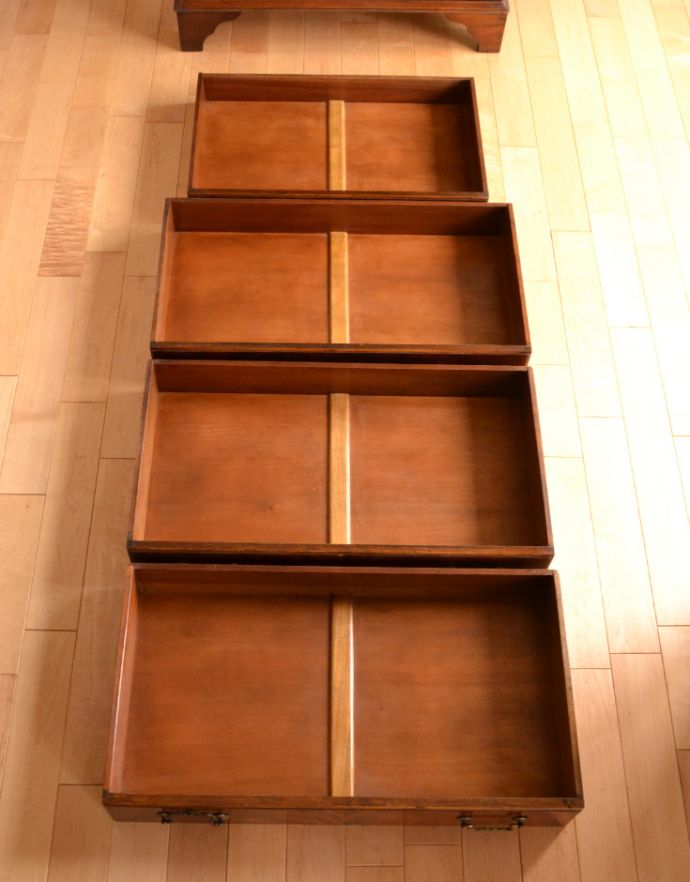 サイドバイサイド　アンティーク家具　木目の模様がキレイなアンティーク家具、英国のビューローブックケース（本棚とデスク） 。大きな引き出しが４杯あります。(k-1266-f)