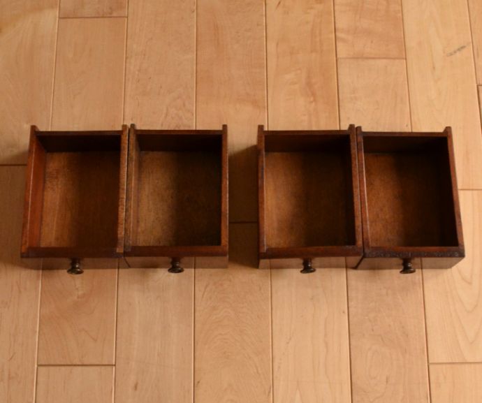 サイドバイサイド　アンティーク家具　木目の模様がキレイなアンティーク家具、英国のビューローブックケース（本棚とデスク） 。ビューローの中には、小さな引き出しが４杯付いています。(k-1266-f)