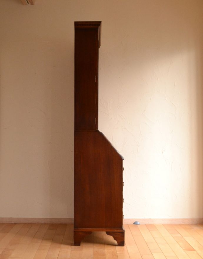 サイドバイサイド　アンティーク家具　木目の模様がキレイなアンティーク家具、英国のビューローブックケース（本棚とデスク） 。ビューロー部分を閉じると、すっきりしたキャビネットになります。(k-1266-f)