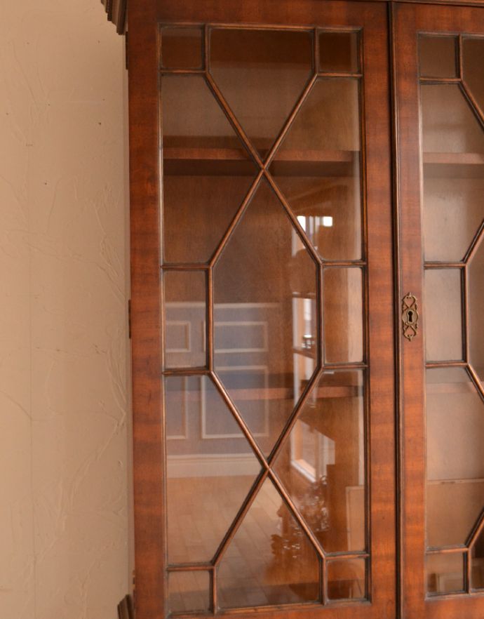 サイドバイサイド　アンティーク家具　木目の模様がキレイなアンティーク家具、英国のビューローブックケース（本棚とデスク） 。装飾の入った大きなガラスです。(k-1266-f)