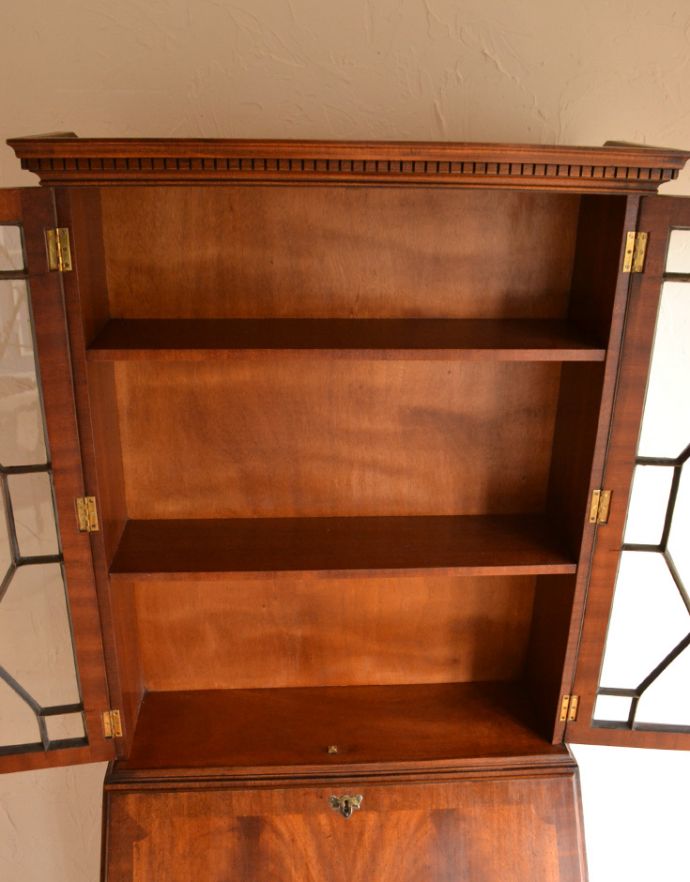 サイドバイサイド　アンティーク家具　木目の模様がキレイなアンティーク家具、英国のビューローブックケース（本棚とデスク） 。文庫本や漫画がスッキリ片付きます。(k-1266-f)