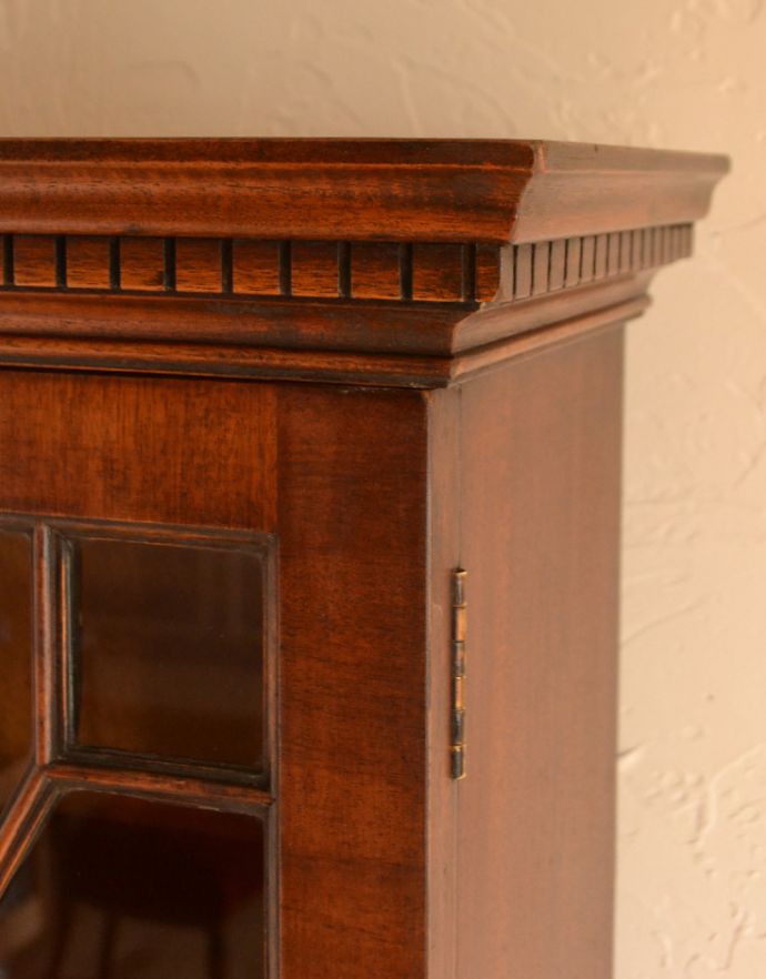 サイドバイサイド　アンティーク家具　木目の模様がキレイなアンティーク家具、英国のビューローブックケース（本棚とデスク） 。トップには英国らしい飾りがあります。(k-1266-f)