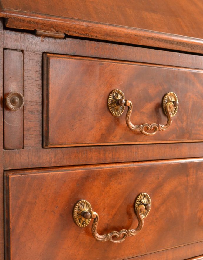 サイドバイサイド　アンティーク家具　木目の模様がキレイなアンティーク家具、英国のビューローブックケース（本棚とデスク） 。引き出しの取っ手は味わいのあるゴールドでデザインもゴージャス。(k-1266-f)