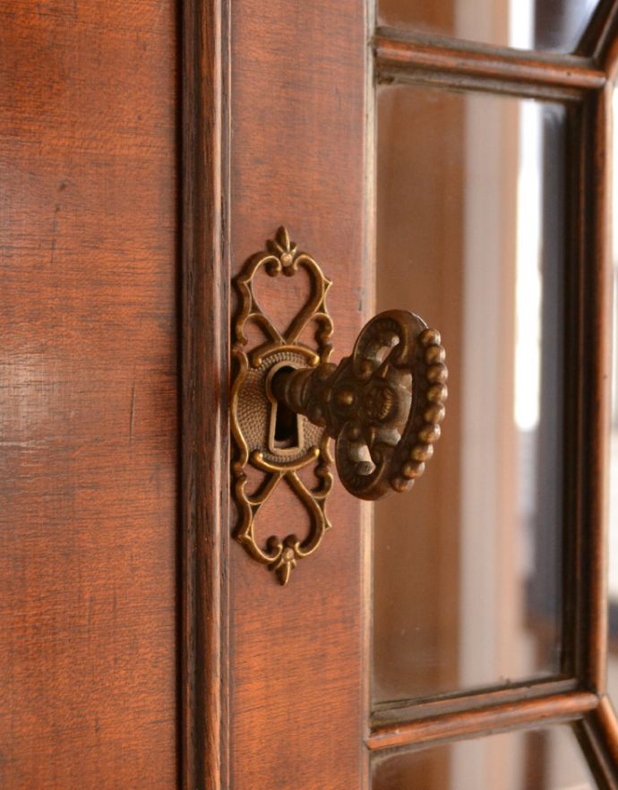 サイドバイサイド　アンティーク家具　木目の模様がキレイなアンティーク家具、英国のビューローブックケース（本棚とデスク） 。扉の取っ手も風合いのあるゴールド色。(k-1266-f)