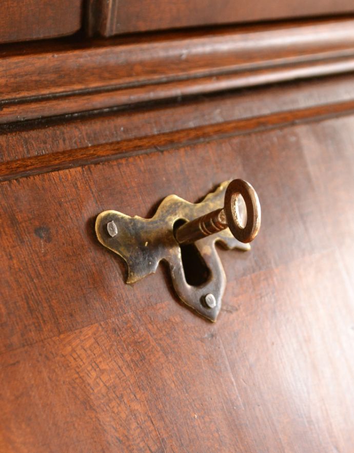 サイドバイサイド　アンティーク家具　木目の模様がキレイなアンティーク家具、英国のビューローブックケース（本棚とデスク） 。ビューローを開閉する際は、鍵を引っ掛けてくださいね。(k-1266-f)