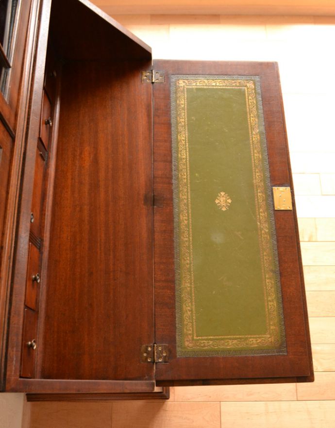 サイドバイサイド　アンティーク家具　木目の模様がキレイなアンティーク家具、英国のビューローブックケース（本棚とデスク） 。デスクの天板には革が貼られています。(k-1266-f)