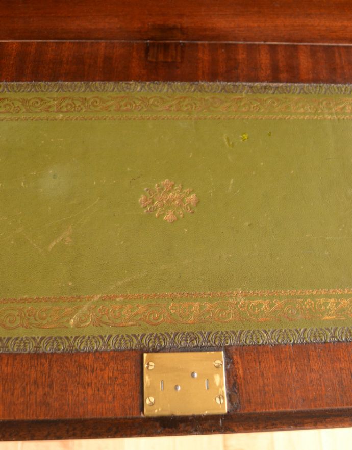 サイドバイサイド　アンティーク家具　木目の模様がキレイなアンティーク家具、英国のビューローブックケース（本棚とデスク） 。グリーンの張り地に高級感を感じます。(k-1266-f)