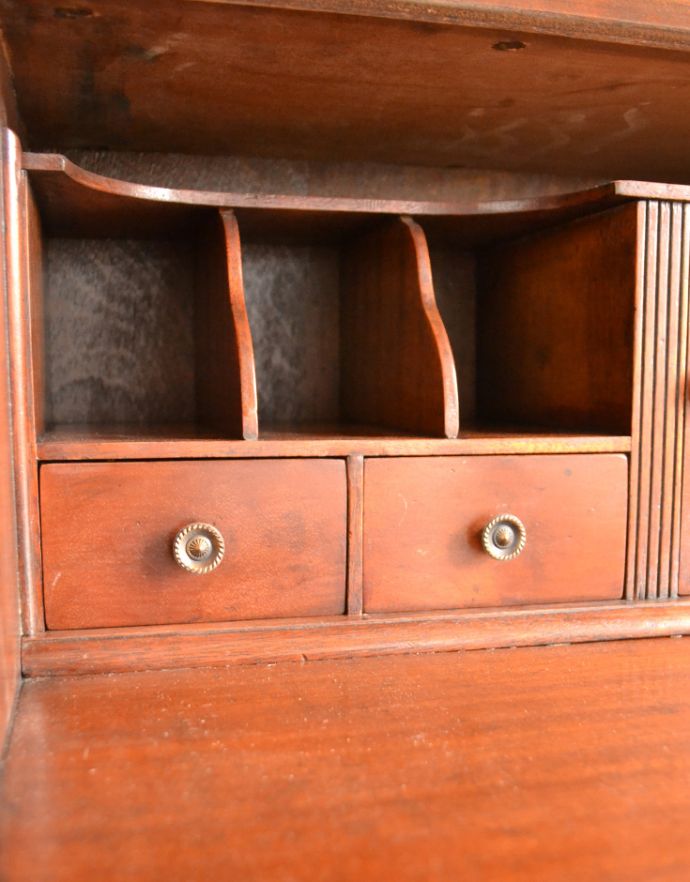 サイドバイサイド　アンティーク家具　木目の模様がキレイなアンティーク家具、英国のビューローブックケース（本棚とデスク） 。ビューロー内の小引き出しの取っ手です。(k-1266-f)