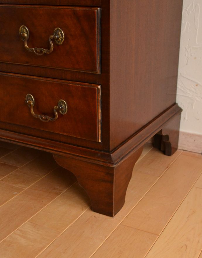 サイドバイサイド　アンティーク家具　木目の模様がキレイなアンティーク家具、英国のビューローブックケース（本棚とデスク） 。ビューローをしっかり支える脚です。(k-1266-f)