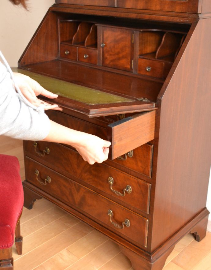 サイドバイサイド　アンティーク家具　木目の模様がキレイなアンティーク家具、英国のビューローブックケース（本棚とデスク） 。ビューローは支えでしっかり固定されるので、安心してお使いいただけます。(k-1266-f)