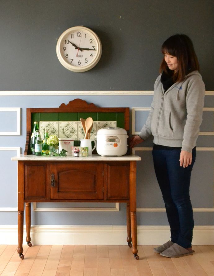 アンティークのキャビネット アンティーク家具 英国のアンティーク家具、お花模様のタイルがキレイなウォッシュスタンド(サテンウッド材)。ポットや電話機などの家電を置いても自然になじみます。(k-1267-f)