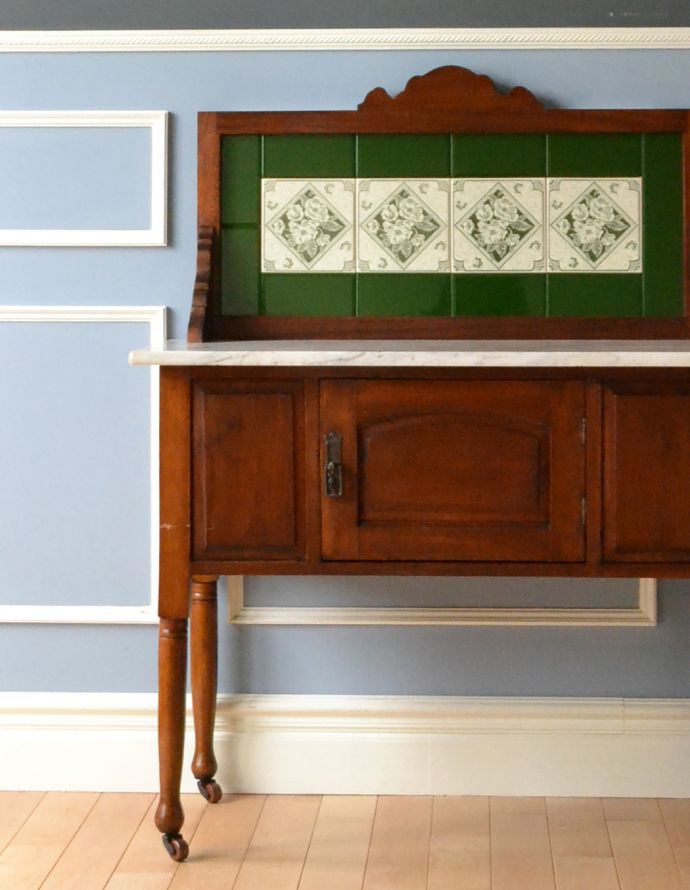 アンティークのキャビネット アンティーク家具 英国のアンティーク家具、お花模様のタイルがキレイなウォッシュスタンド(サテンウッド材)。正面にはアンティークのタイルが貼ってあります。(k-1267-f)