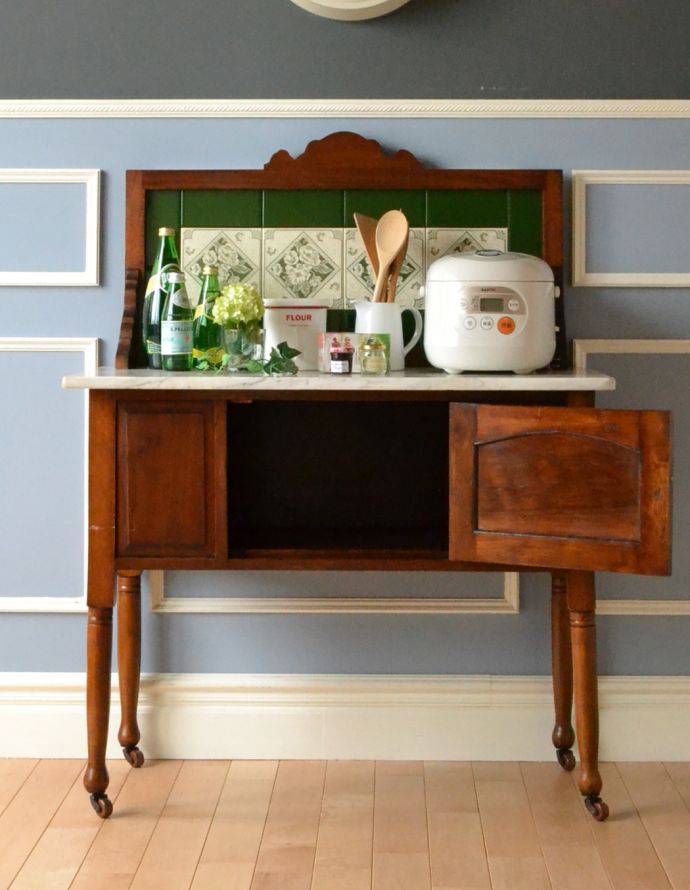 アンティークのキャビネット アンティーク家具 英国のアンティーク家具、お花模様のタイルがキレイなウォッシュスタンド(サテンウッド材)。中もキレイに仕上げているので、安心して収納できます。(k-1267-f)