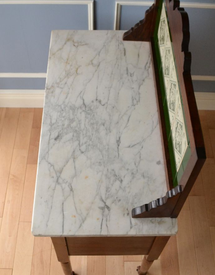 アンティークのキャビネット アンティーク家具 英国のアンティーク家具、お花模様のタイルがキレイなウォッシュスタンド(サテンウッド材)。天板もキレイな天然大理石。(k-1267-f)