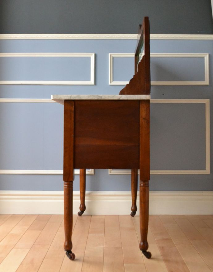 アンティークのキャビネット アンティーク家具 英国のアンティーク家具、お花模様のタイルがキレイなウォッシュスタンド(サテンウッド材)。奥行きはそれほどないので、お部屋に圧迫感もなく使いやすいです。(k-1267-f)