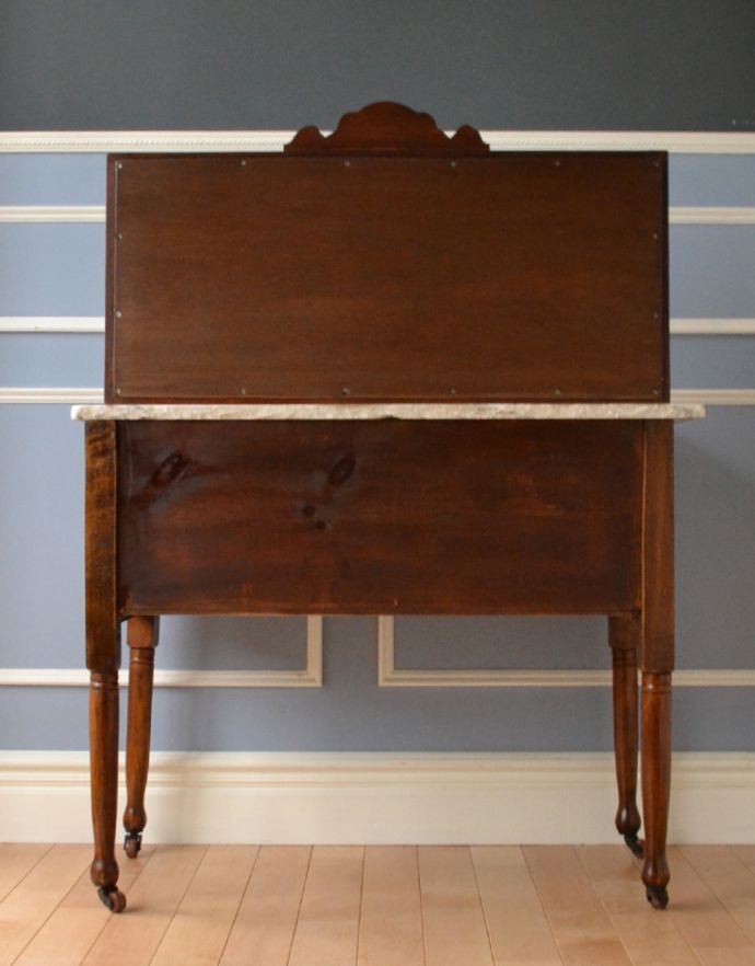 アンティークのキャビネット アンティーク家具 英国のアンティーク家具、お花模様のタイルがキレイなウォッシュスタンド(サテンウッド材)。きちんとメンテナンスしてあるので、裏側もキレイです。(k-1267-f)