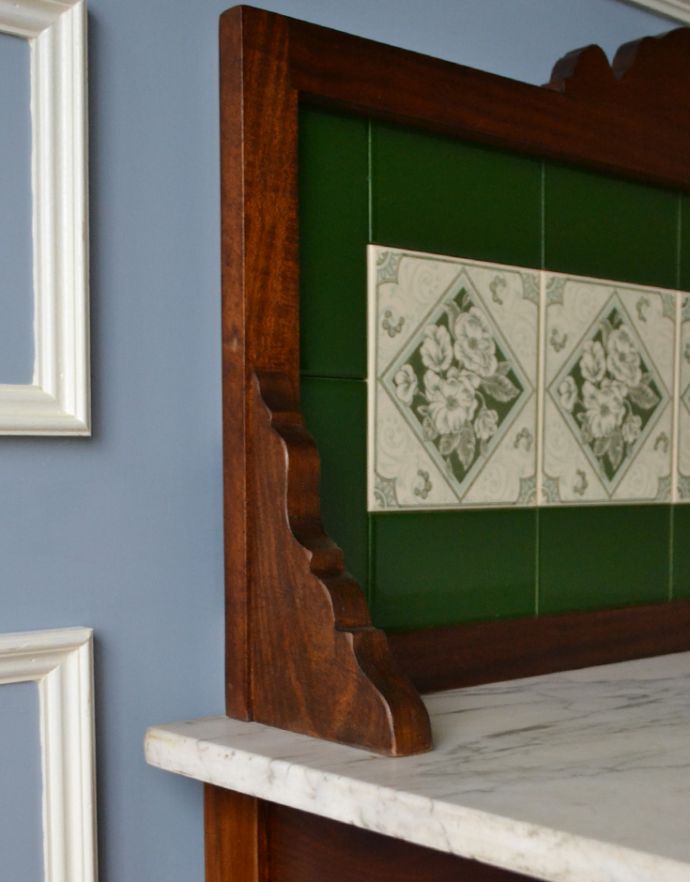 アンティークのキャビネット アンティーク家具 英国のアンティーク家具、お花模様のタイルがキレイなウォッシュスタンド(サテンウッド材)。美しい装飾が施されています。(k-1267-f)