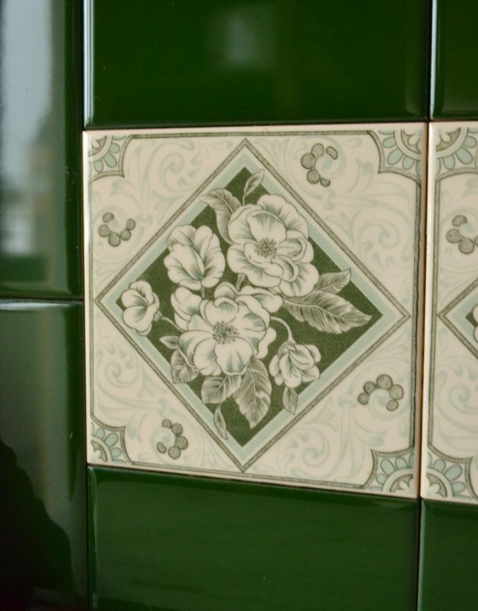 アンティークのキャビネット アンティーク家具 英国のアンティーク家具、お花模様のタイルがキレイなウォッシュスタンド(サテンウッド材)。アンティークタイルも当時のもの。(k-1267-f)