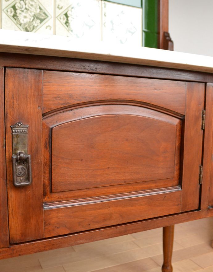 アンティークのキャビネット アンティーク家具 英国のアンティーク家具、お花模様のタイルがキレイなウォッシュスタンド(サテンウッド材)。扉にカッディングを施し、重厚感溢れるデザインに仕上がっています。(k-1267-f)