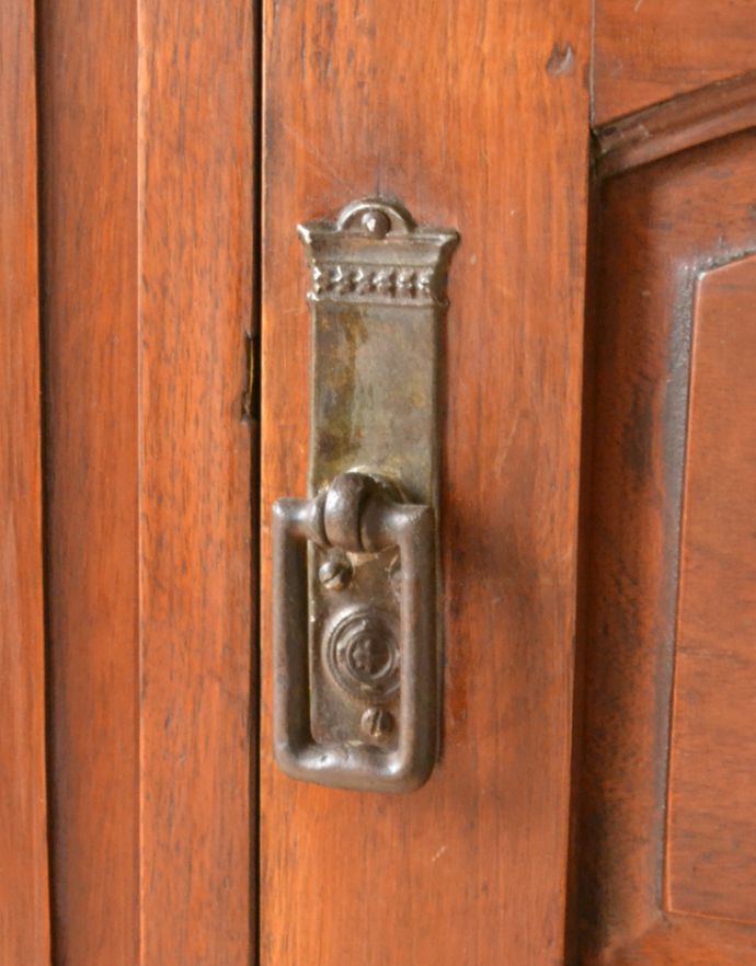 アンティークのキャビネット アンティーク家具 英国のアンティーク家具、お花模様のタイルがキレイなウォッシュスタンド(サテンウッド材)。アンティークの味わいたっぷりの取っ手です。(k-1267-f)